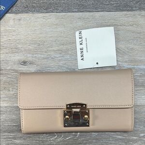 1008-10 NWT Anne Klein wallet